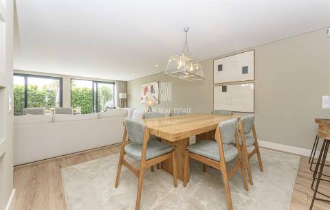 Moradia T4 remodelada no bairro da Martinha