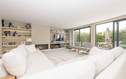 Moradia T4 remodelada no bairro da Martinha