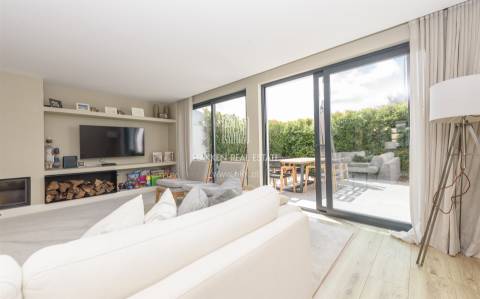 Moradia T4 remodelada no bairro da Martinha