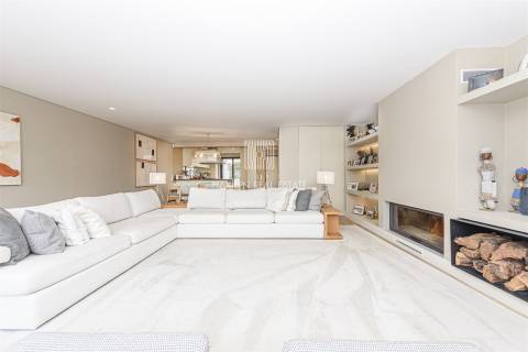 Moradia T4 remodelada no bairro da Martinha