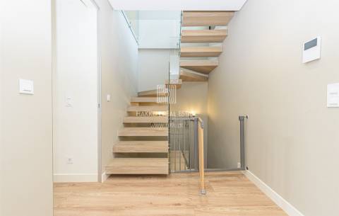 Moradia T4 remodelada no bairro da Martinha