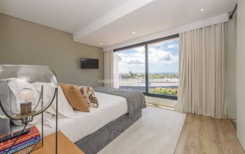 Moradia T4 remodelada no bairro da Martinha