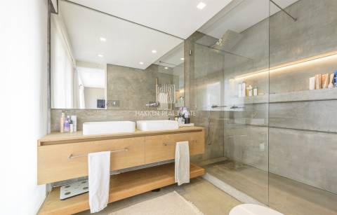 Moradia T4 remodelada no bairro da Martinha