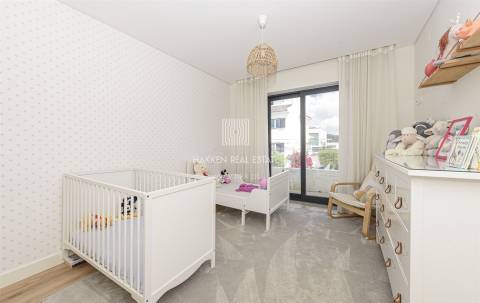 Moradia T4 remodelada no bairro da Martinha