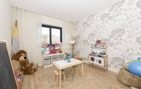 Moradia T4 remodelada no bairro da Martinha