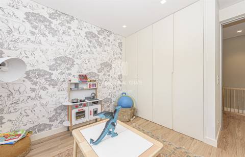 Moradia T4 remodelada no bairro da Martinha