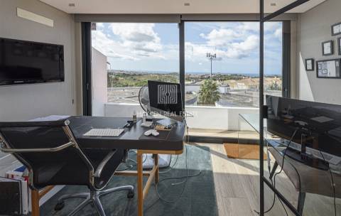 Moradia T4 remodelada no bairro da Martinha