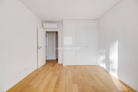 Apartamento T3 duplex no Monte Estoril com vista mar