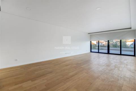 Apartamento T3 duplex no Monte Estoril com vista mar