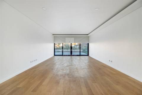 Apartamento T3 duplex no Monte Estoril com vista mar