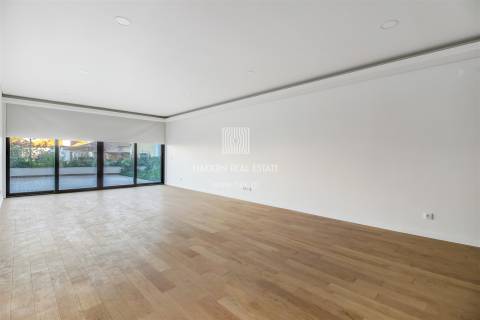 Apartamento T3 duplex no Monte Estoril com vista mar