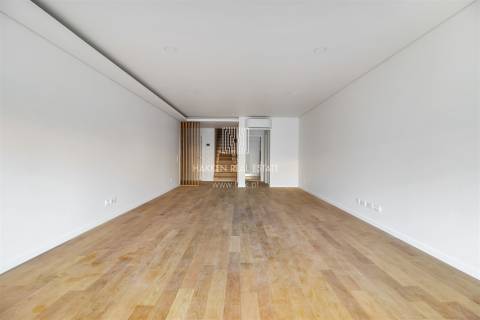 Apartamento T3 duplex no Monte Estoril com vista mar