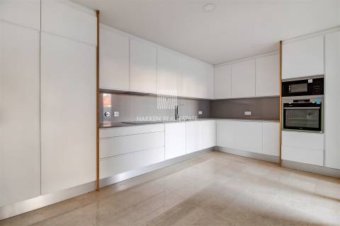 Apartamento T3 duplex no Monte Estoril com vista mar