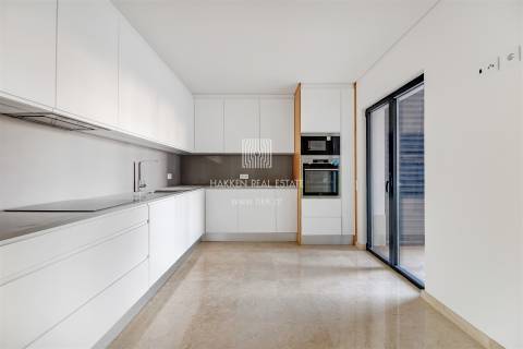 Apartamento T3 duplex no Monte Estoril com vista mar