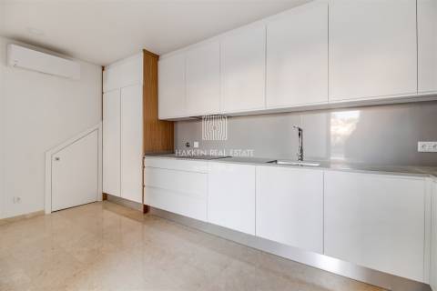 Apartamento T3 duplex no Monte Estoril com vista mar