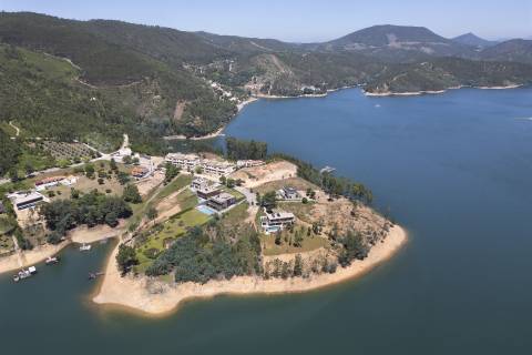 Moradia Contemporânea T6 em Castelo de Bode com doca privada