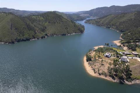 Moradia Contemporânea T6 em Castelo de Bode com doca privada