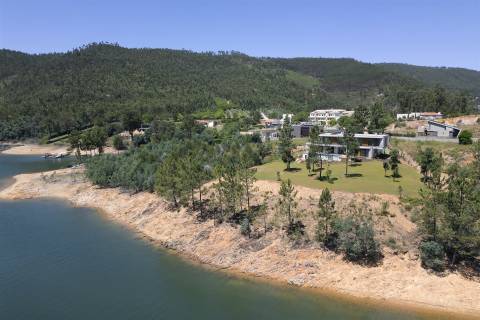 Moradia Contemporânea T6 em Castelo de Bode com doca privada