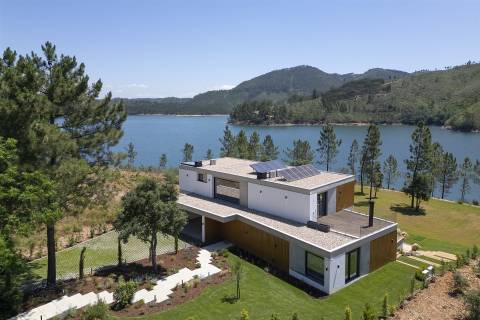 Moradia Contemporânea T6 em Castelo de Bode com doca privada