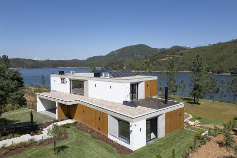Moradia Contemporânea T6 em Castelo de Bode com doca privada
