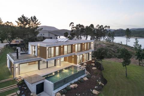 Moradia Contemporânea T6 em Castelo de Bode com doca privada