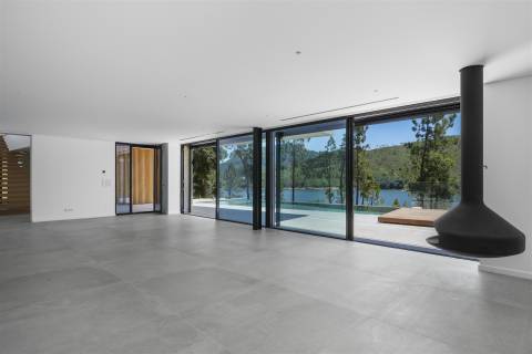 Moradia Contemporânea T6 em Castelo de Bode com doca privada