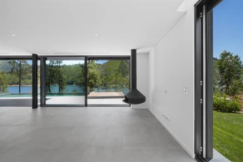 Moradia Contemporânea T6 em Castelo de Bode com doca privada