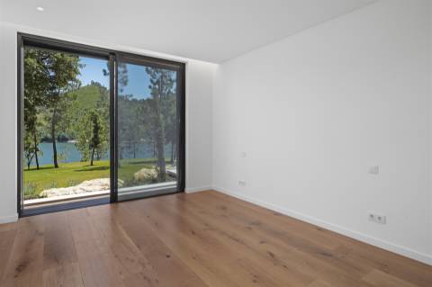 Moradia Contemporânea T6 em Castelo de Bode com doca privada