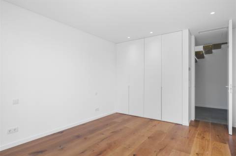 Moradia Contemporânea T6 em Castelo de Bode com doca privada