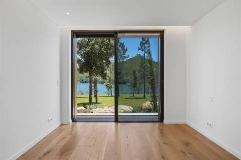 Moradia Contemporânea T6 em Castelo de Bode com doca privada