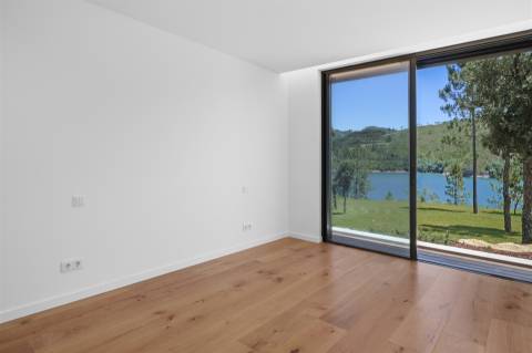 Moradia Contemporânea T6 em Castelo de Bode com doca privada