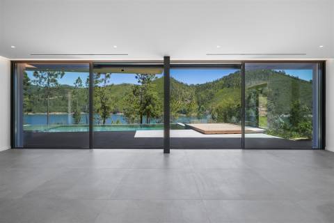 Moradia Contemporânea T6 em Castelo de Bode com doca privada