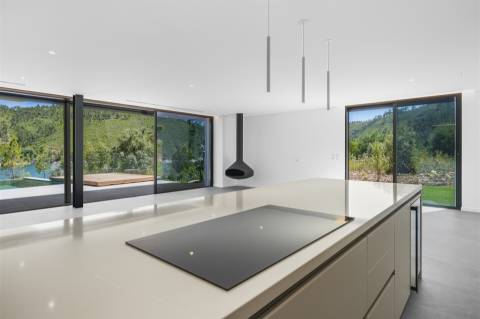 Moradia Contemporânea T6 em Castelo de Bode com doca privada