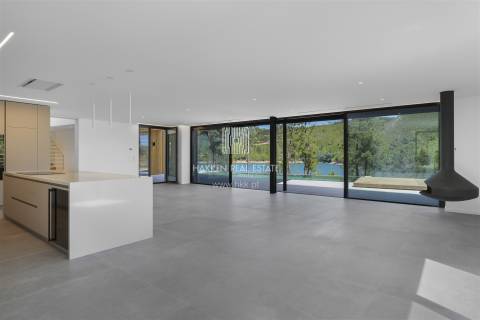 Moradia Contemporânea T6 em Castelo de Bode com doca privada