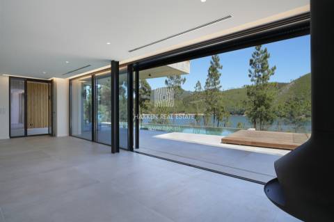 Moradia Contemporânea T6 em Castelo de Bode com doca privada