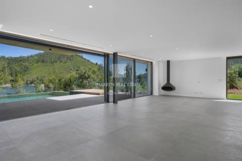 Moradia Contemporânea T6 em Castelo de Bode com doca privada