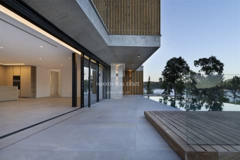 Moradia Contemporânea T6 em Castelo de Bode com doca privada