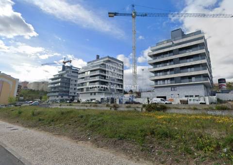 Lote de Terreno na Amadora com 1.960m2 de construção