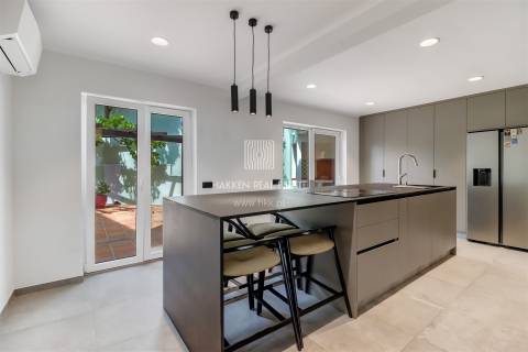 Moradia T4 na Parede com vista mar