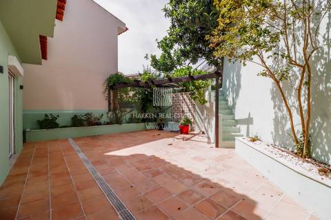 Moradia T4 na Parede com vista mar