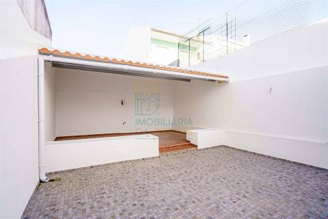 Moradia T2 com terraço no centro de Caldas da Rainha
