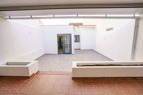 Moradia T2 com terraço no centro de Caldas da Rainha