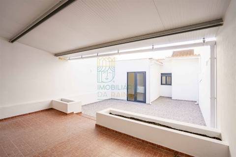 Moradia T2 com terraço no centro de Caldas da Rainha