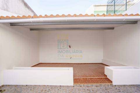 Moradia T2 com terraço no centro de Caldas da Rainha