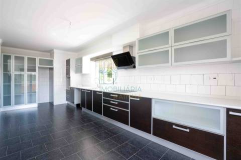 Moradia com garagem, piscina e vista sobre o campo em Caldas da Rainha