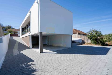 Moradia com piscina perto de Caldas da Rainha