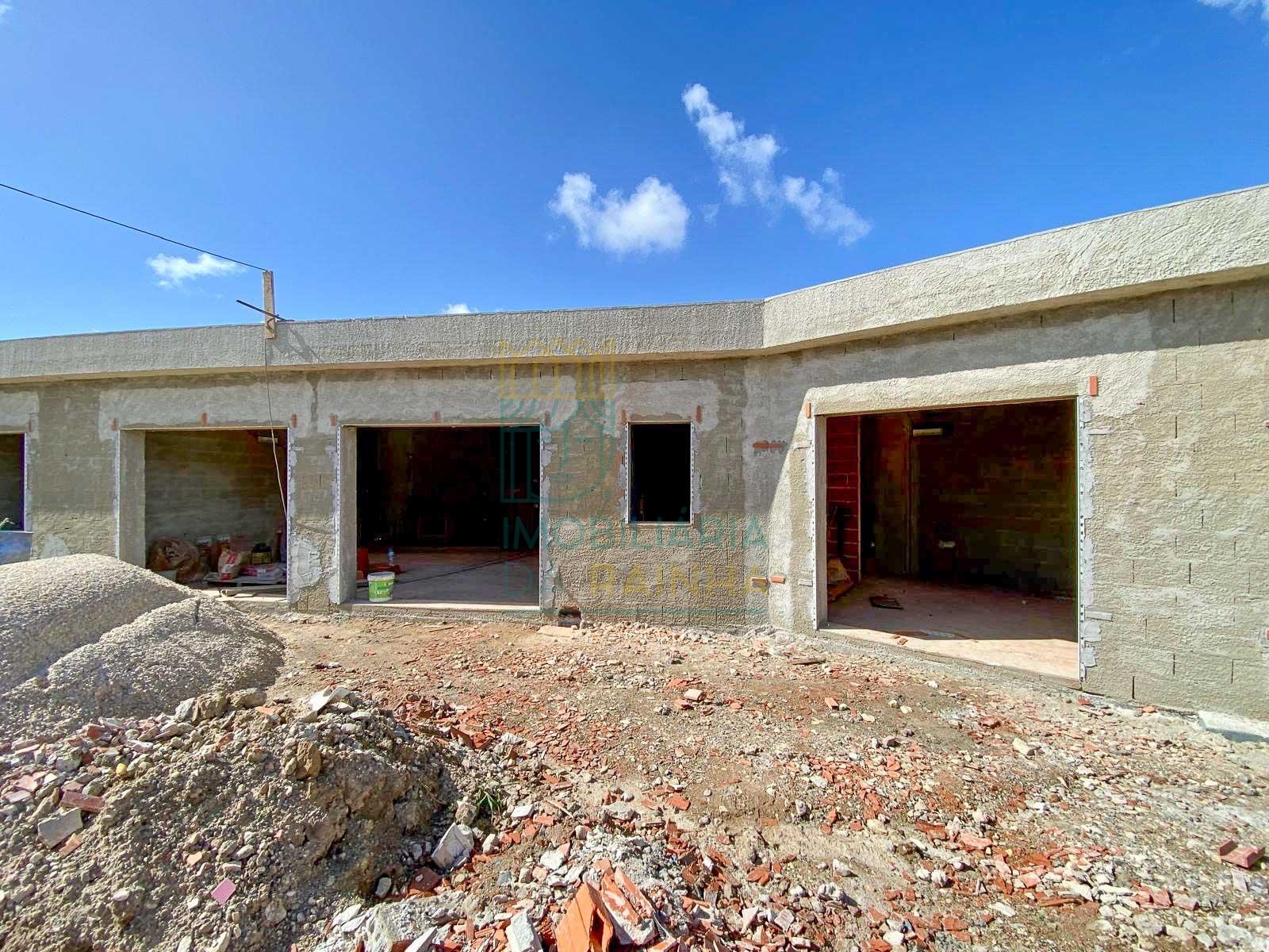 Moradia com garagem e piscina entre a praia e a cidade