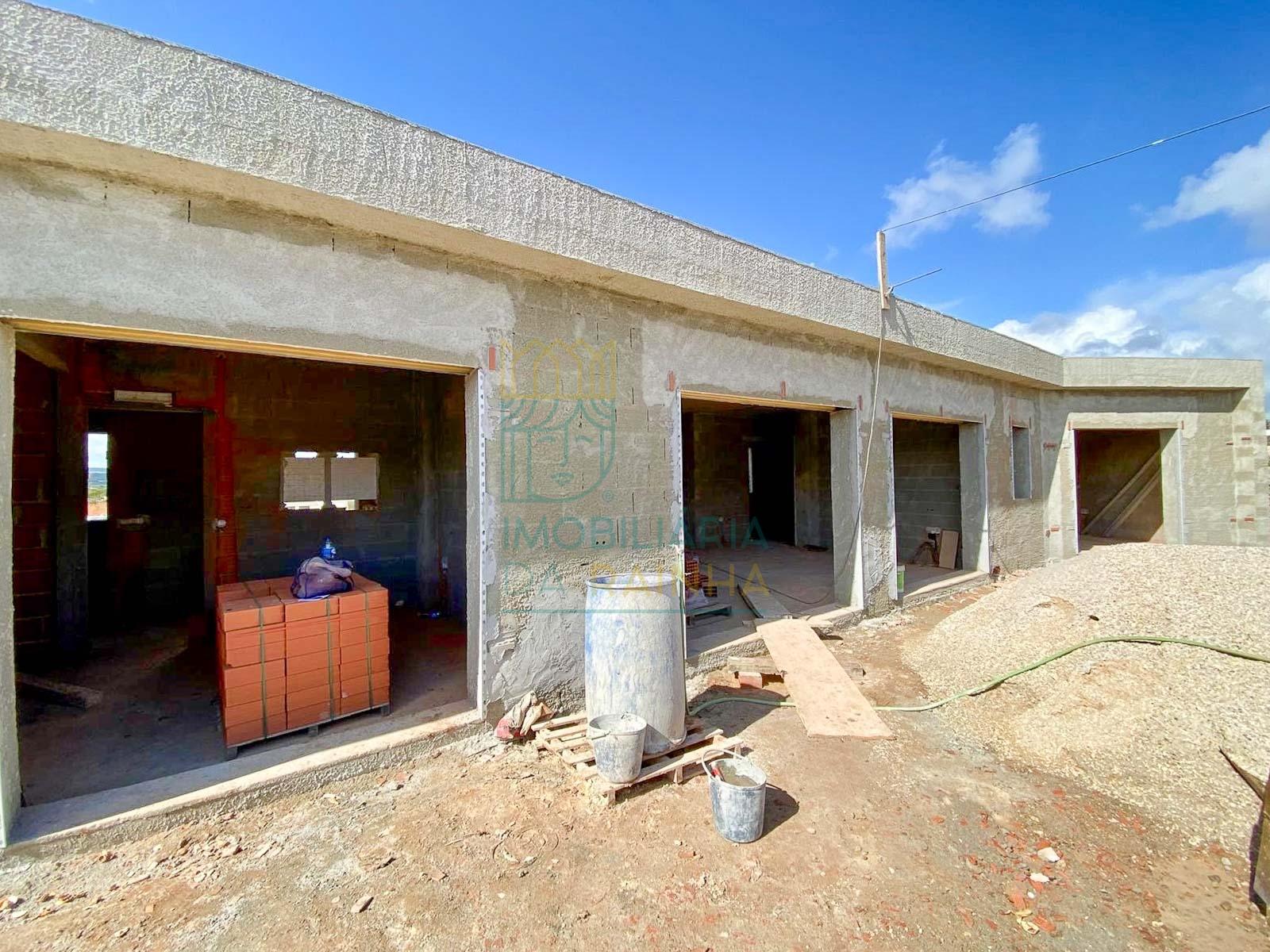 Moradia com garagem e piscina entre a praia e a cidade