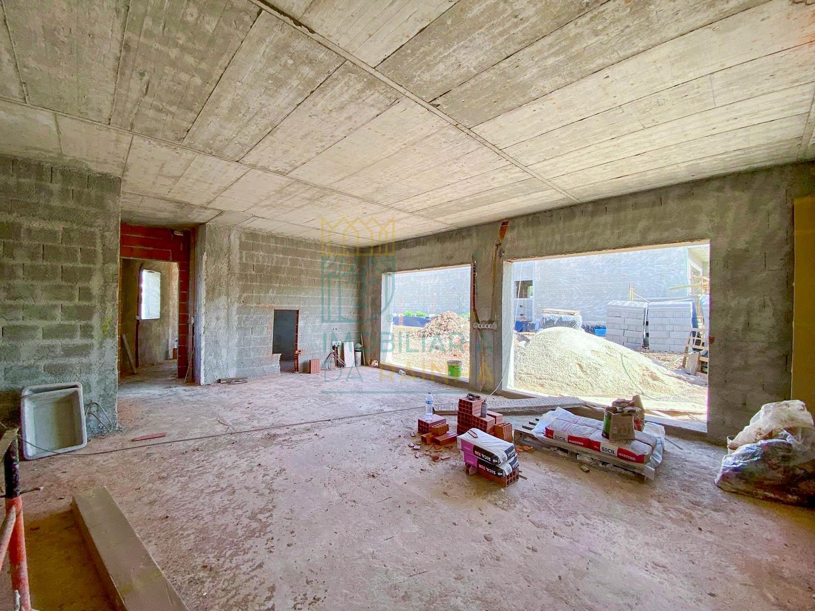 Moradia com garagem e piscina entre a praia e a cidade