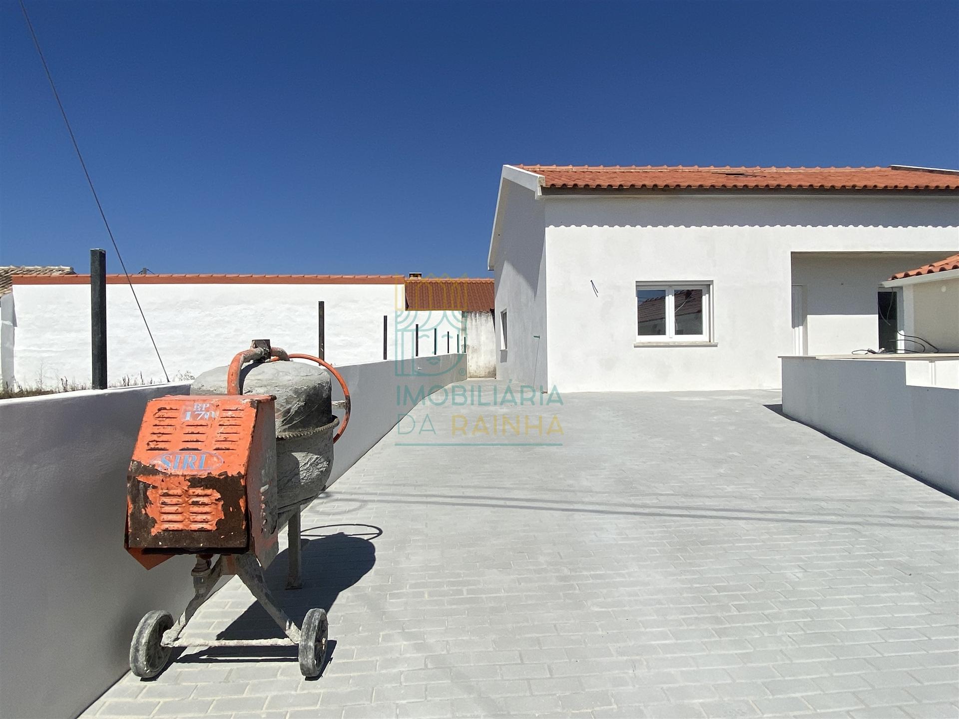 Moradia com sótão e quintal no Nadadouro, junto à Lagoa de Óbidos